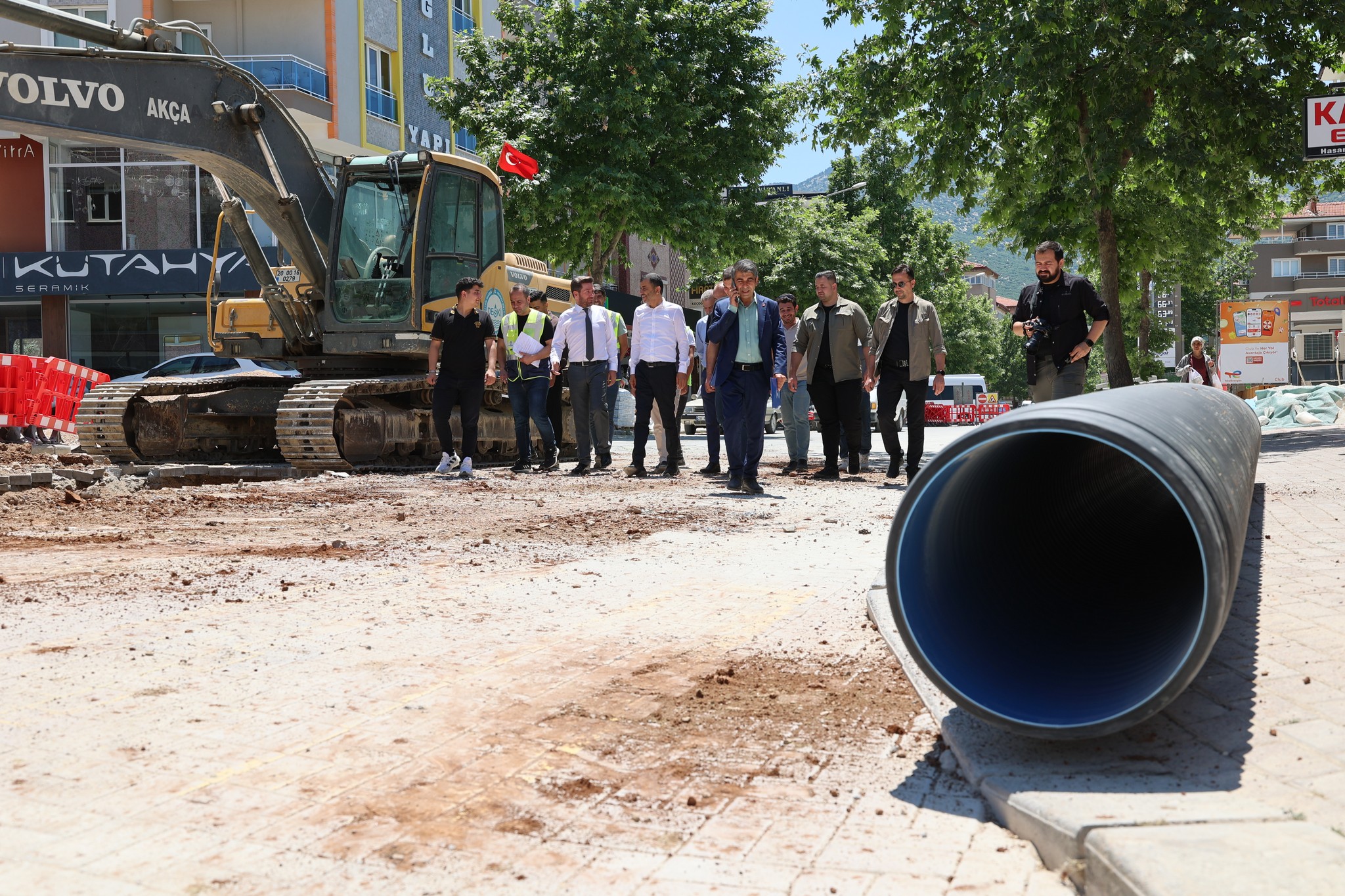 Büyükşehir Belediye Başkanımız ile Beraber DESKİ Alt Yapı Çalışmaları İnceleyerek Salı Pazarındaki Vatandaşlarımızı Ziyarette Bulunduk